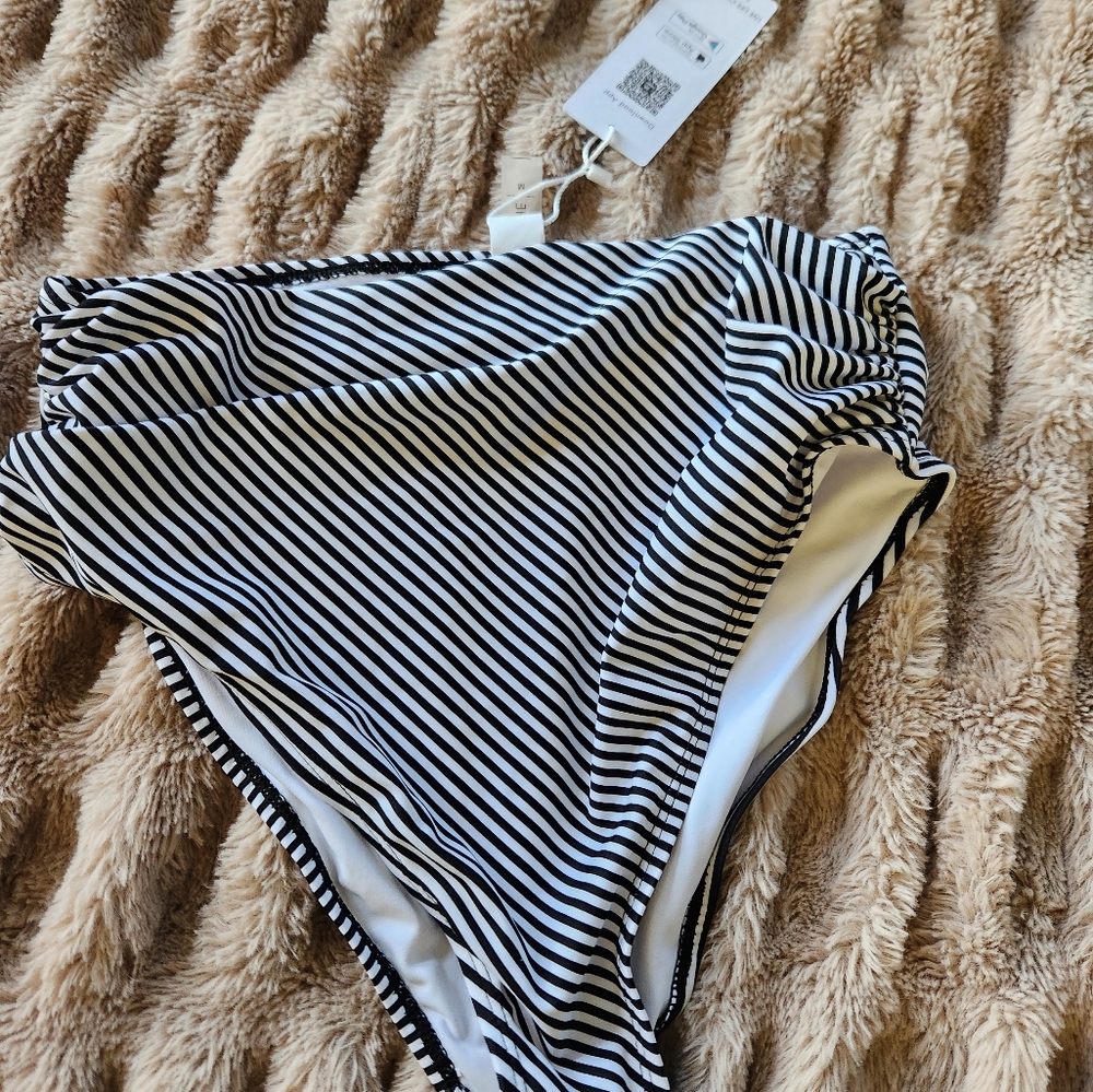 Cùpshe size medium swimsuit bottoms black and white